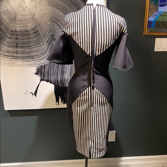 UNTTLD Dress size 8 - Picture 2 of 3